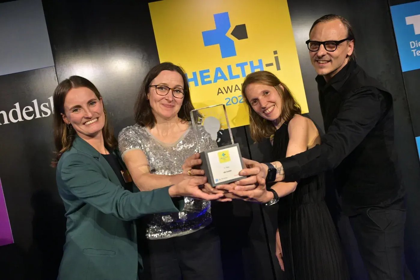 Das ida-Team hält beim Health-i Award 2026 in Hamburg gemeinsam den Preis für den ersten Platz