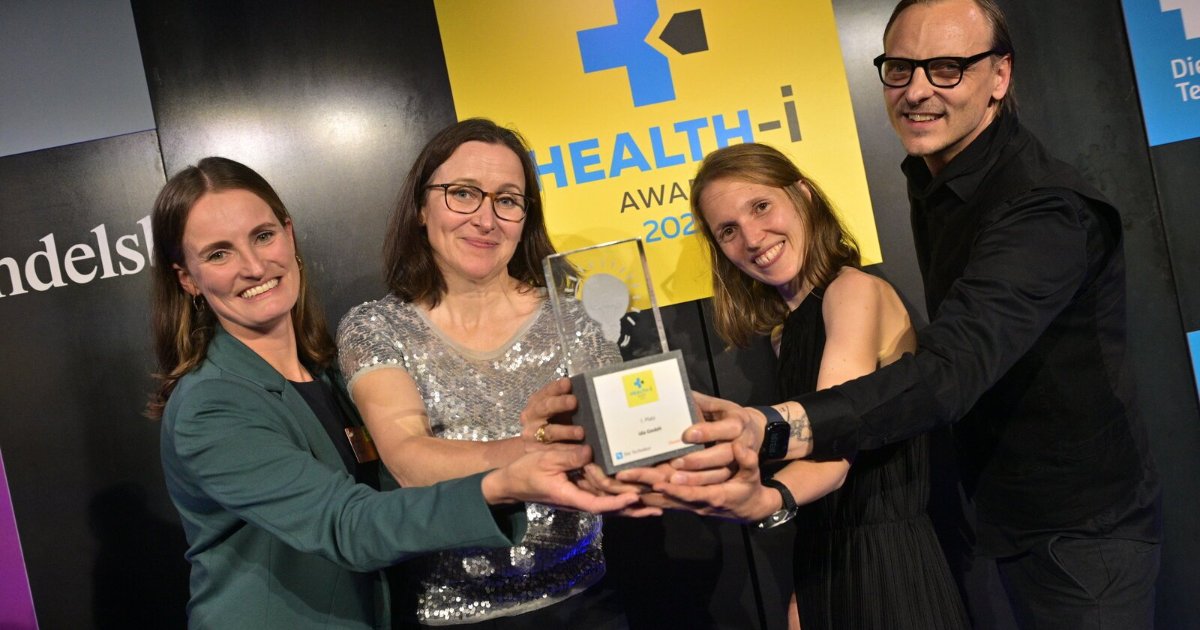 Das ida-Team hält beim Health-i Award 2026 in Hamburg gemeinsam den Preis für den ersten Platz